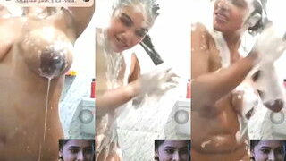 Desi Girl Shows Bathing On VC